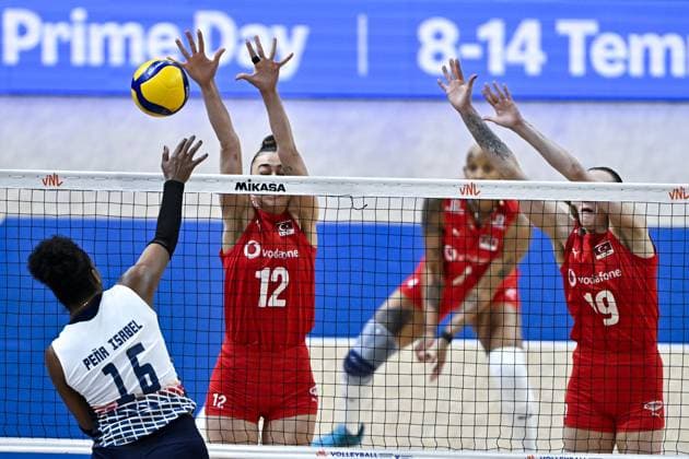 Turkiye v Dominic Republic - FIVB Women s Volleyball Nations League ISTANBUL, TURKIYE - JUNE 18: Elif Sahin (12) of Turkiye in action against Yonkaira Paola Pena Isabel (16) of Dominic Republic during FIVB Women s Volleyball Nations League match between Turkiye and Dominic Republic in Istanbul, Turkiye on June 18, 2025. Muhammed Enes Yildirim Anadolu Istanbul Turkey. Editorial use only. Please get in touch for any other usage.  Copyright: x2025xAnadoluxMuhammedxEnesxYildirimx