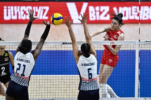 Turkiye v Dominic Republic - FIVB Women s Volleyball Nations League ISTANBUL, TURKIYE - JUNE 18: Yaprak Erkek (20) of Turkiye in action against Jineiry Martinez (21) of Dominic Republic during FIVB Women s Volleyball Nations League match between Turkiye and Dominic Republic in Istanbul, Turkiye on June 18, 2025. Muhammed Enes Yildirim Anadolu Istanbul Turkey. Editorial use only. Please get in touch for any other usage.  Copyright: x2025xAnadoluxMuhammedxEnesxYildirimx