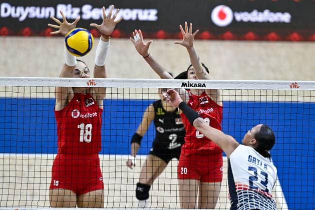 Turkiye v Dominic Republic - FIVB Women s Volleyball Nations League ISTANBUL, TURKIYE - JUNE 18: Zehra Gunes (18) of Turkiye in action against Gaila Ceneida Gonzalez (23) of Dominic Republic during FIVB Women s Volleyball Nations League match between Turkiye and Dominic Republic in Istanbul, Turkiye on June 18, 2025. Muhammed Enes Yildirim Anadolu Istanbul Turkey. Editorial use only. Please get in touch for any other usage.  Copyright: x2025xAnadoluxMuhammedxEnesxYildirimx