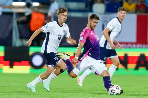 Jack Hinshelwood England and Jan Thielmann Germany battle for the ball, UEFA European Under 21 Championship 2025 Group Stage, England v Germany, Nitra Stadium on June 18, 2025 in Nitra, Slovakia Photo by Marco Steinbrenner DeFodi Images Jack Hinshelwood England and Jan Thielmann Germany battle for the ball, UEFA European Under 21 Championship 2025 Group Stage, England v Germany, Nitra Stadium, June 18, 2025 in Nitra, Slovakia Photo by Marco Steinbrenner DeFodi Images