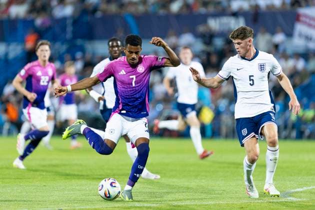 UEFA U21 European Championship Germany England 18 06 2025 Ansgar Knauff Germany, 7 , Charlie Cresswell England, 5 at the UEFA U21 European Championship in the match Germany England, on 18 06 2025, Stadion pod Zoborom, Nitra, Slovakia Copyright: xBEAUTIFULxSPORTS Meuselx