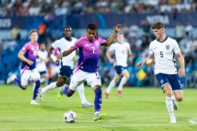 UEFA U21 European Championship Germany England 18 06 2025 Ansgar Knauff Germany, 7 , Charlie Cresswell England, 5 at the UEFA U21 European Championship in the match Germany England, on 18 06 2025, Stadion pod Zoborom, Nitra, Slovakia Copyright: xBEAUTIFULxSPORTS Meuselx