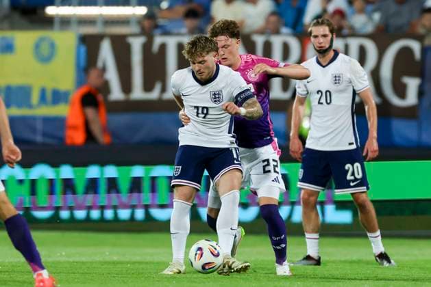 Harvey Elliott England and Paul Wanner Germany battle for the ball, UEFA European Under 21 Championship 2025 Group Stage, England v Germany, Nitra Stadium on June 18, 2025 in Nitra, Slovakia Photo by Marco Steinbrenner DeFodi Images Harvey Elliott England and Paul Wanner Germany battle for the ball, UEFA European Under 21 Championship 2025 Group Stage, England v Germany, Nitra Stadium, June 18, 2025 in Nitra, Slovakia Photo by Marco Steinbrenner DeFodi Images