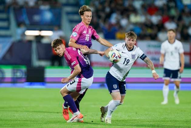 Lukas Ullrich Germany , Caspar Jander Germany and Harvey Elliott England battle for the ball, UEFA European Under 21 Championship 2025 Group Stage, England v Germany, Nitra Stadium on June 18, 2025 in Nitra, Slovakia Photo by Marco Steinbrenner DeFodi Images Lukas Ullrich Germany , Caspar Jander Germany and Harvey Elliott England battle for the ball, UEFA European Under 21 Championship 2025 Group Stage, England v Germany, Nitra Stadium, June 18, 2025 in Nitra, Slovakia Photo by Marco Steinbrenner DeFodi Images
