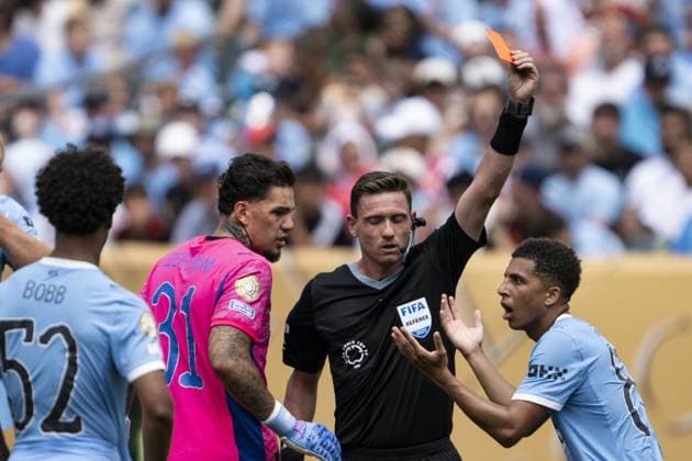 Sport Themen der Woche KW25 Sport Bilder des Tages Manchester City v. Wydad AC - FIFA Club World Cup 2025. Philadelphia , USA – JUNE 18: Rico Lewis 82 of Manchester City reacts after getting a red card during Manchester City game against Wydad AC during the FIFA Club World Cup at Lincoln Financial Field in Philadelphia, PA, United States on June 18, 2025. Mostafa Bassim Anadolu Philadelphia United States. Editorial use only. Please get in touch for any other usage.  Copyright: x2025xAnadoluxMostafaxBassimx