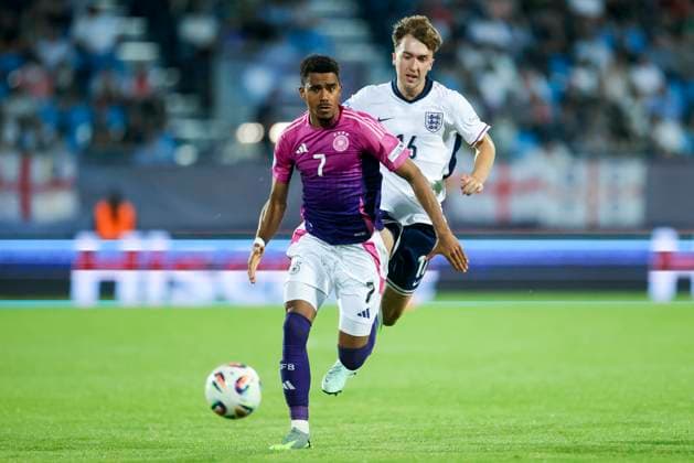Ansgar Knauff Germany and Jack Hinshelwood England battle for the ball, UEFA European Under 21 Championship 2025 Group Stage, England v Germany, Nitra Stadium, June 18, 2025 in Nitra, Slovakia Photo by Marco Steinbrenner DeFodi Images Ansgar Knauff Germany and Jack Hinshelwood England battle for the ball, UEFA European Under 21 Championship 2025 Group Stage, England v Germany, Nitra Stadium, June 18, 2025 in Nitra, Slovakia Photo by Marco Steinbrenner DeFodi Images