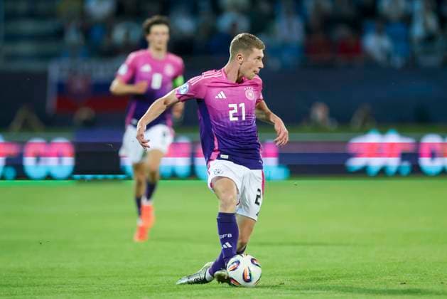 Elias Baum Germany controls the ball, UEFA European Under 21 Championship 2025 Group Stage, England v Germany, Nitra Stadium, June 18, 2025 in Nitra, Slovakia Photo by Marco Steinbrenner DeFodi Images Elias Baum Germany controls the ball, UEFA European Under 21 Championship 2025 Group Stage, England v Germany, Nitra Stadium, June 18, 2025 in Nitra, Slovakia Photo by Marco Steinbrenner DeFodi Images