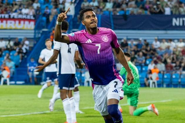 UEFA U21 European Championship Germany England 18 06 2025 Ansgar Knauff Germany, 7 cheers after scoring the 1 0 goal during the UEFA U21 European Championship match Germany England, on 18 06 2025, Stadion pod Zoborom, Nitra, Slovakia Copyright: xBEAUTIFULxSPORTS Meuselx