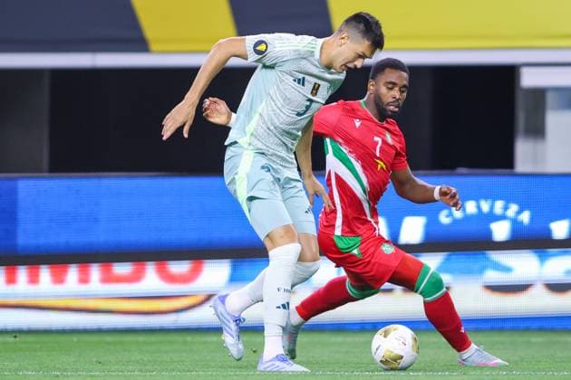 SURINAM VS MEXICO- COPA ORO - 18 JUNIO 2025 ARLINGTON,TEXAS. JUNE 18th: G. Kerk 7 of Surinam competes for the ball with CÃ sar Montes 3 of Mexico during the match between Surinam and Mexico in the Concacaf Gold Cup 2025, held at the AT&T Stadium, in Arlington,Texas (PHOTO BY FABIAN MEZA STRAFFON IMAGES IMAGO MANDATORY CREDIT EDITORIAL USE Copyright: xFABIANxMEZAx