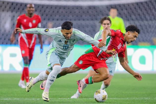 SURINAM VS MEXICO- COPA ORO - 18 JUNIO 2025 ARLINGTON,TEXAS. JUNE 18th: Alexis Vega 10 of Mexico competes for the ball with Denzel Jubitana 10 of Surinam during the match between Surinam and Mexico in the Concacaf Gold Cup 2025, held at the AT&T Stadium, in Arlington,Texas (PHOTO BY FABIAN MEZA STRAFFON IMAGES IMAGO MANDATORY CREDIT EDITORIAL USE Copyright: xFABIANxMEZAx
