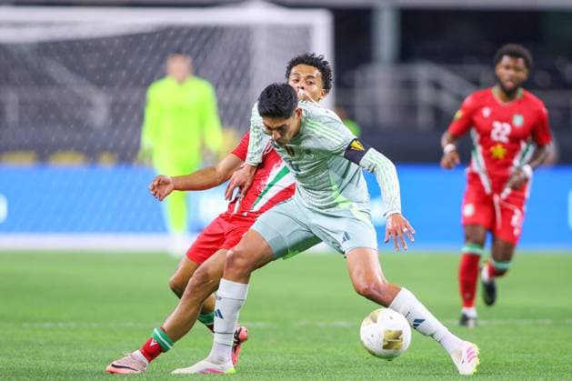 SURINAM VS MEXICO- COPA ORO - 18 JUNIO 2025 ARLINGTON,TEXAS. JUNE 18th: Edson Alvarez 4 of Mexico competes for the ball with Denzel Jubitana 10 of Surinam during the match between Surinam and Mexico in the Concacaf Gold Cup 2025, held at the AT&T Stadium, in Arlington,Texas (PHOTO BY FABIAN MEZA STRAFFON IMAGES IMAGO MANDATORY CREDIT EDITORIAL USE Copyright: xFABIANxMEZAx
