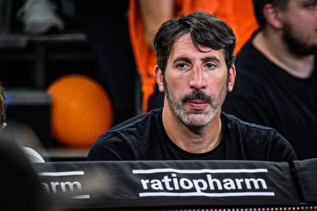 Neu Ulm, Germany, 18 06 25 Basketball national coach Alex Mumbru Looks on during the Basketball Bundesliga Final Playoffs Game 2 match between ratiopharm ulm vs FC Bayern Munich Basketball at ratiopharm Arena on June 18, 2025 in Neu Ulm, Germany Photo by Harry Langer DeFodi Images ratiopharm Arena, Germany, 18 06 25 Basketball national coach Alex Mumbru Looks on during the Basketball Bundesliga Final Playoffs Game 2 match between ratiopharm ulm vs FC Bayern München Basketball at Neu Ulm on June 18, 2025 in ratiopharm Arena, Germany Photo by Harry Langer DeFodi Images Photo by Harry Langer DeFodi Images
