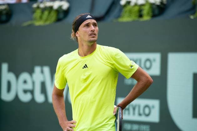 Alexander ZVEREV GER looks horrified at the grandstand, A fallen billboard has injured a spectator on the grandstand, Feature, Symbol photo, Edge motif, Marcos Giron USA vs Alexander Zverev GER Tennis Terra Wortmann Open 2025 on 18 06 2025 in the OWL Arena Halle Westfalen, Germany Â