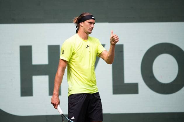 Alexander ZVEREV GER looks horrified at the grandstand, A fallen billboard has injured a spectator on the grandstand, Feature, Symbol photo, Edge motif, Marcos Giron USA vs Alexander Zverev GER Tennis Terra Wortmann Open 2025 on 18 06 2025 in the OWL Arena Halle Westfalen, Germany Â