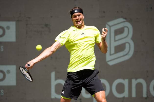 Alexander ZVEREV GER Action Marcos Giron USA vs Alexander Zverev GER Tennis Terra Wortmann Open 2025 on 18 06 2025 at the OWL Arena Halle Westfalen, Germany Â