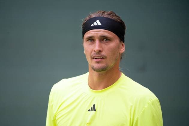 Alexander ZVEREV GER looks horrified at the grandstand, A fallen billboard has injured a spectator on the grandstand, Feature, Symbol photo, Edge motif, Marcos Giron USA vs Alexander Zverev GER Tennis Terra Wortmann Open 2025 on 18 06 2025 in the OWL Arena Halle Westfalen, Germany Â
