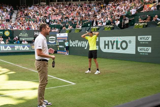 Referee Renaud LICHTENSTEIN left and Alexander ZVEREV GER look horrified at the grandstand, A fallen billboard has injured a spectator on the grandstand, Feature, Symbol photo, Edge motif, Marcos Giron USA vs Alexander Zverev GER Tennis Terra Wortmann Open 2025 on 18 06 2025 in the OWL Arena Halle Westfalen, Germany Â