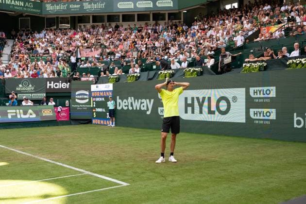Alexander ZVEREV GER looks horrified at the grandstand, A fallen billboard has injured a spectator on the grandstand, Feature, Symbol photo, Edge motif, Marcos Giron USA vs Alexander Zverev GER Tennis Terra Wortmann Open 2025 on 18 06 2025 in the OWL Arena Halle Westfalen, Germany Â