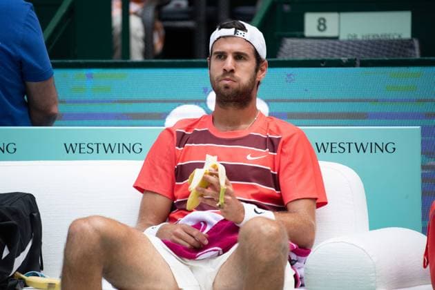 Karen KACHANOV RUS eats a banana Felix Auger Aliassime CAN vs Karen Khachanov Tennis Terra Wortmann Open 2025 on 18 06 2025 at the OWL Arena Halle Westfalen, Germany Â