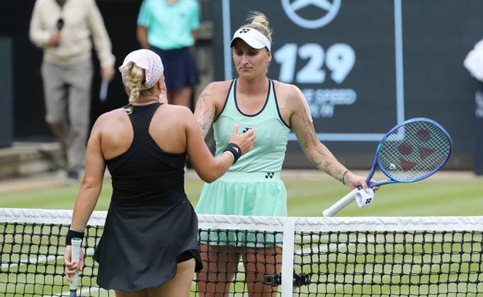 Diana Shnaider RUS congratulates Marketa Vondrousova CZE at the Steffi Graf Stadium Sport HYLO Berlin Tennis Open Women on grass 19 06 2025
