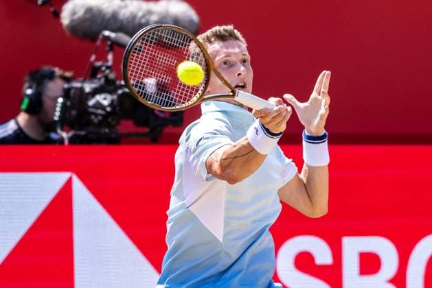 Tennis, ATP-Turnier in London, Queens Club Tennis - 2025 ATP, Tennis Herren Men™s HSBC Championships - Quarter-final - Jiri Lehecka (CZE) vs Gabriel Diallo (CAN) - The Queen™s Club - Thursday 19th June 2025 Jiri Lehecka (CZE) with a forehand return of serve Colorsport Daniel Bearham  csp_ten_quM_db_19062025_