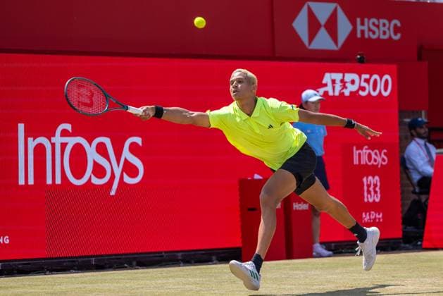 Tennis, ATP-Turnier in London, Queens Club Tennis - 2025 ATP, Tennis Herren Men™s HSBC Championships - Quarter-final - Jiri Lehecka (CZE) vs Gabriel Diallo (CAN) - The Queen™s Club - Thursday 19th June 2025 Gabriel Diallo (CAN) stretches to make the shot Colorsport Daniel Bearham  csp_ten_quM_db_19062025_