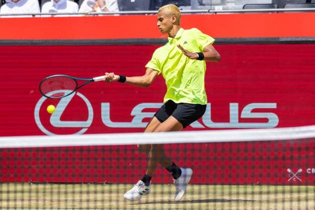 Tennis, ATP-Turnier in London, Queens Club Tennis - 2025 ATP, Tennis Herren Men™s HSBC Championships - Quarter-final - Jiri Lehecka (CZE) vs Gabriel Diallo (CAN) - The Queen™s Club - Thursday 19th June 2025 Gabriel Diallo (CAN) hits the return shot Colorsport Daniel Bearham  csp_ten_quM_db_19062025_