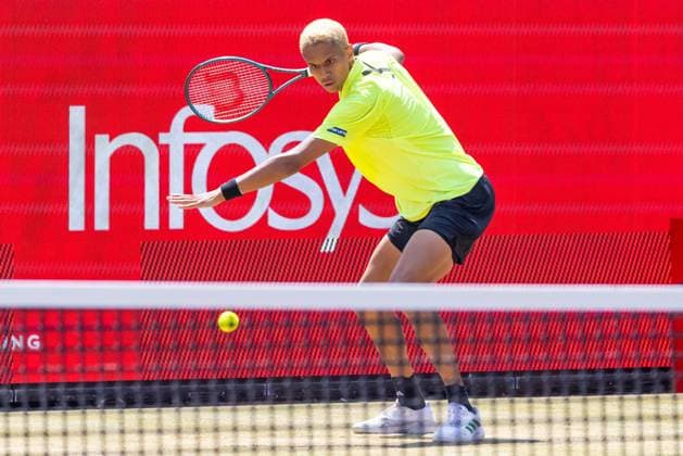 Tennis, ATP-Turnier in London, Queens Club Tennis - 2025 ATP, Tennis Herren Men™s HSBC Championships - Quarter-final - Jiri Lehecka (CZE) vs Gabriel Diallo (CAN) - The Queen™s Club - Thursday 19th June 2025 Gabriel Diallo (CAN) prepares to make the return shot Colorsport Daniel Bearham  csp_ten_quM_db_19062025_