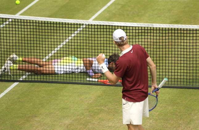photo Flavio COBOLLI ITA falls , and Denis SHAPOVALOV CAN , right cheers Tennis Tournament Terra Wortmann Cup at Gerry Weber Sportpark OWL Arena in Halle Westfalen on Thu 19 06 2025