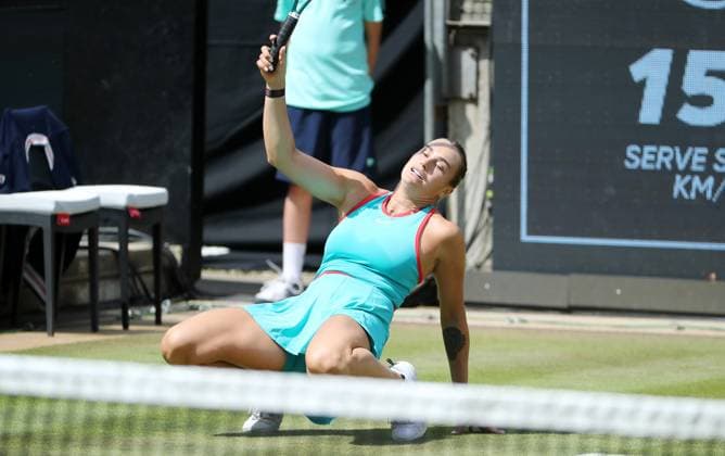 Aryna Sabalenka BLR slips in Steffi Graf Stadium Sport HYLO Berlin Tennis Open Women on grass 19 06 2025