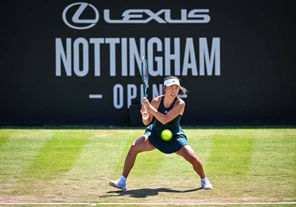 Sport Bilder des Tages 19th June 2025; Lexus Nottingham Tennis Centre, Nottingham, England; Lexus Nottingham Open, Day 4; Mingge Xu (GBR) hits a backhand in her quarter final match against Magda Linette (POL)  ActionPlus12802533 GodfreyxPitt