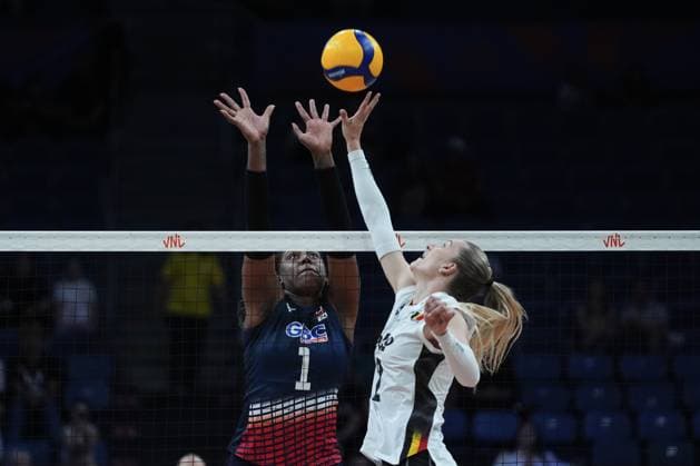 Belgium v Dominican Republic - FIVB Volleyball Women s Nations League ISTANBUL, TURKIYE - JUNE 19: Belgium’s Elise Van Sas (2) and Dominican Republic’s Candida Estefany Arias Perez (1) compete during a Women’s Volleyball Nations League 2025 Week 2 match at Sinan Erdem Dome in Istanbul, Turkiye on June 19, 2025. Hakan Akgun Anadolu Istanbul Turkey. Editorial use only. Please get in touch for any other usage.  Copyright: x2025xAnadoluxHakanxAkgunx