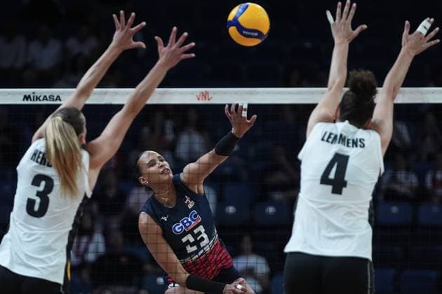 Belgium v Dominican Republic - FIVB Volleyball Women s Nations League ISTANBUL, TURKIYE - JUNE 19: Belgium’s Nathalie Lemmens (4) and Dominican Republic’s Gaila Ceneida Gonzalez Lopez (23) compete during a Women’s Volleyball Nations League 2025 Week 2 match at Sinan Erdem Dome in Istanbul, Turkiye on June 19, 2025. Hakan Akgun Anadolu Istanbul Turkey. Editorial use only. Please get in touch for any other usage.  Copyright: x2025xAnadoluxHakanxAkgunx