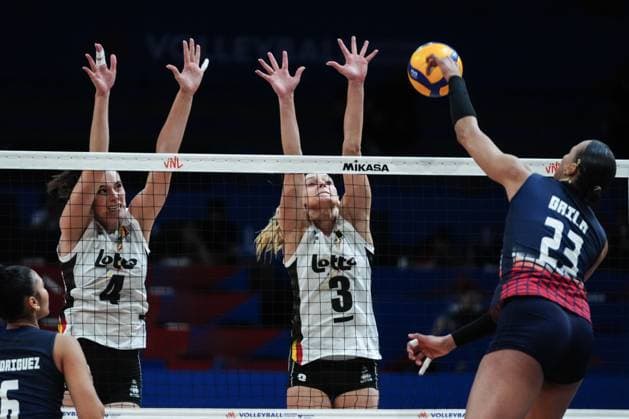Belgium v Dominican Republic - FIVB Volleyball Women s Nations League ISTANBUL, TURKIYE - JUNE 19: Belgium’s Nathalie Lemmens (4) and Dominican Republic’s Gaila Ceneida Gonzalez Lopez (23) battle for the ball during a Women’s Volleyball Nations League 2025 Week 2 match at Sinan Erdem Dome in Istanbul, Turkiye on June 19, 2025. Hakan Akgun Anadolu Istanbul Turkey. Editorial use only. Please get in touch for any other usage.  Copyright: x2025xAnadoluxHakanxAkgunx