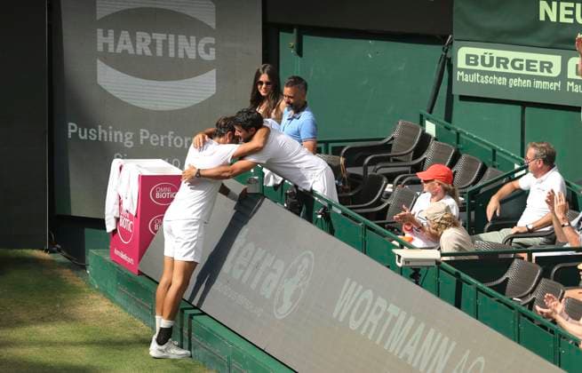 photo the Argentinian Tomas Martin ETCHEVERRY all in white defeats Andrey Rublev in 3 thrilling sets , he is embraced by his coach Tennis Tournament Terra Wortmann Cup at Gerry Weber Sportpark OWL Arena in Halle Westfalen on Thu 19 06 2025