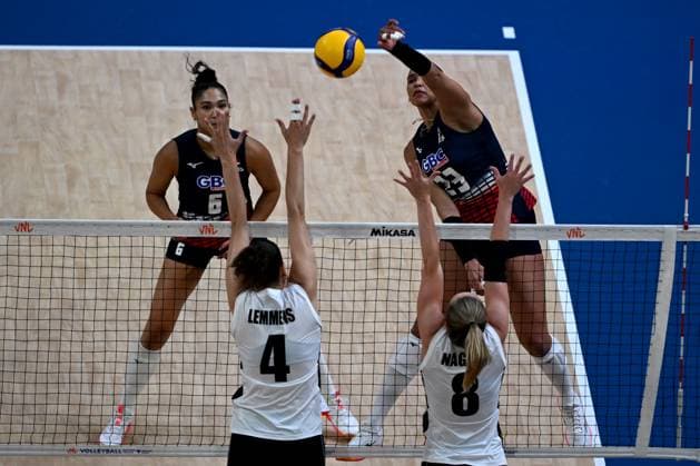 Belgium v Dominican Republic - FIVB Volleyball Nations League ISTANBUL, TURKIYE - JUNE 19: Nathalie Lemmens (4) of Belgium competes against Gaila Ceneida Gonzalez Lopez (23) of Dominican Republic during FIVB Women s Nations League (VNL) 2nd week volleyball match between Belgium and Dominican Republic at Sinan Erdem Dome in Istanbul, Turkiye on June 19, 2025. Ahmet Okatali Anadolu Istanbul Turkey. Editorial use only. Please get in touch for any other usage.  Copyright: x2025xAnadoluxAhmetxOkatalix