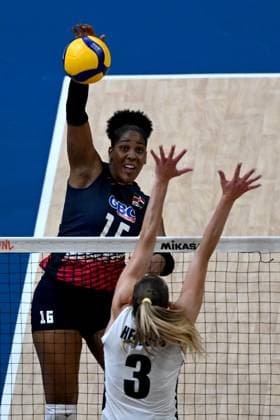 Belgium v Dominican Republic - FIVB Volleyball Nations League ISTANBUL, TURKIYE - JUNE 19: Britt Herbots (3) of Belgium competes against Yonkaira Paola Pena Isabel (L) of Dominican Republic during FIVB Women s Nations League (VNL) 2nd week volleyball match between Belgium and Dominican Republic at Sinan Erdem Dome in Istanbul, Turkiye on June 19, 2025. Ahmet Okatali Anadolu Istanbul Turkey. Editorial use only. Please get in touch for any other usage.  Copyright: x2025xAnadoluxAhmetxOkatalix
