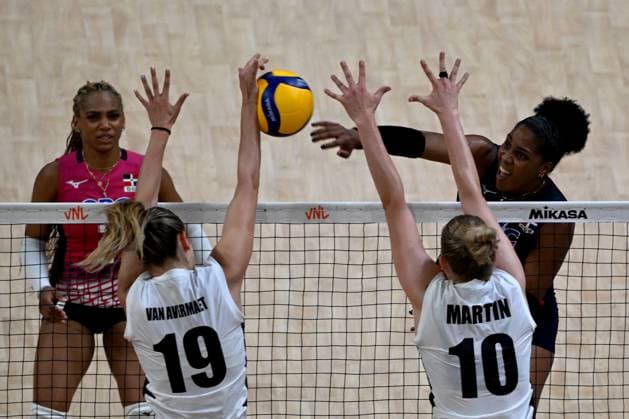 Belgium v Dominican Republic - FIVB Volleyball Nations League ISTANBUL, TURKIYE - JUNE 19: Silke Van Avermaet (19) and Pauline Martin (10) of Belgium compete against Yonkaira Paola Pena Isabel (L) of Dominican Republic during FIVB Women s Nations League (VNL) 2nd week volleyball match between Belgium and Dominican Republic at Sinan Erdem Dome in Istanbul, Turkiye on June 19, 2025. Ahmet Okatali Anadolu Istanbul Turkey. Editorial use only. Please get in touch for any other usage.  Copyright: x2025xAnadoluxAhmetxOkatalix