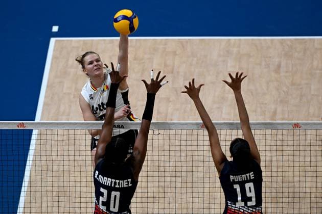 Belgium v Dominican Republic - FIVB Volleyball Nations League ISTANBUL, TURKIYE - JUNE 19: Pauline Martin (L) of Belgium competes against Brayelin Elizabeth Martinez (20) and Selanny Puente Estrella (19) of Dominican Republic during FIVB Women s Nations League (VNL) 2nd week volleyball match between Belgium and Dominican Republic at Sinan Erdem Dome in Istanbul, Turkiye on June 19, 2025. Ahmet Okatali Anadolu Istanbul Turkey. Editorial use only. Please get in touch for any other usage.  Copyright: x2025xAnadoluxAhmetxOkatalix