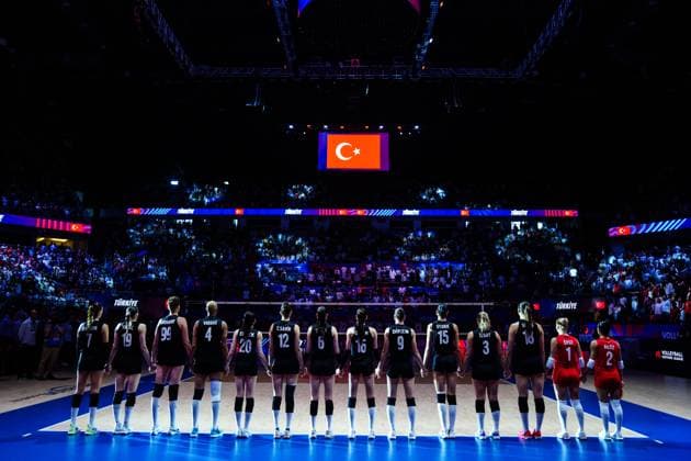 Turkiye v Canada - FIVB Volleyball Nations League ISTANBUL, TURKIYE - JUNE 19: Players of Turkiye line up ahead of the FIVB Women s Nations League (VNL) 2nd week volleyball match between Turkiye and Canada at Sinan Erdem Dome in Istanbul, Turkiye on June 19, 2025. Hakan Akgun Anadolu Istanbul Turkey. Editorial use only. Please get in touch for any other usage.  Copyright: x2025xAnadoluxHakanxAkgunx