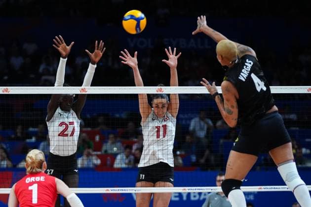 Turkiye v Canada - FIVB Volleyball Nations League ISTANBUL, TURKIYE - JUNE 19: Melissa Teresa Vargas (4) of Turkiye and Andrea Mitrovic (11) of Canada compete during the FIVB Women s Nations League (VNL) 2nd week volleyball match between Turkiye and Canada at Sinan Erdem Dome in Istanbul, Turkiye on June 19, 2025. Hakan Akgun Anadolu Istanbul Turkey. Editorial use only. Please get in touch for any other usage.  Copyright: x2025xAnadoluxHakanxAkgunx