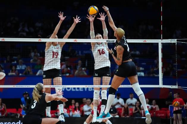Turkiye v Canada - FIVB Volleyball Nations League ISTANBUL, TURKIYE - JUNE 19: Melissa Teresa Vargas (4) of Turkiye and Abagayle Guezen (16) of Canada compete during the FIVB Women s Nations League (VNL) 2nd week volleyball match between Turkiye and Canada at Sinan Erdem Dome in Istanbul, Turkiye on June 19, 2025. Hakan Akgun Anadolu Istanbul Turkey. Editorial use only. Please get in touch for any other usage.  Copyright: x2025xAnadoluxHakanxAkgunx