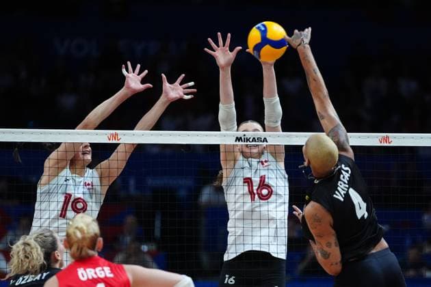 Sport Bilder des Tages Turkiye v Canada - FIVB Volleyball Nations League ISTANBUL, TURKIYE - JUNE 19: Melissa Teresa Vargas (4) of Turkiye and Abagayle Guezen (16) of Canada compete during the FIVB Women s Nations League (VNL) 2nd week volleyball match between Turkiye and Canada at Sinan Erdem Dome in Istanbul, Turkiye on June 19, 2025. Hakan Akgun Anadolu Istanbul Turkey. Editorial use only. Please get in touch for any other usage.  Copyright: x2025xAnadoluxHakanxAkgunx