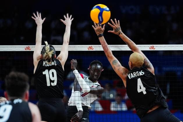 Turkiye v Canada - FIVB Volleyball Nations League ISTANBUL, TURKIYE - JUNE 19: Melissa Teresa Vargas (4) of Turkiye and Nyadholi Thokbuom (C) of Canada compete during the FIVB Women s Nations League (VNL) 2nd week volleyball match between Turkiye and Canada at Sinan Erdem Dome in Istanbul, Turkiye on June 19, 2025. Hakan Akgun Anadolu Istanbul Turkey. Editorial use only. Please get in touch for any other usage.  Copyright: x2025xAnadoluxHakanxAkgunx