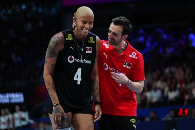 Turkiye v Canada - FIVB Volleyball Nations League ISTANBUL, TURKIYE - JUNE 19: Melissa Teresa Vargas (4) of Turkiye and head coach of Turkiye Daniele Santarelli (R) talk during the FIVB Women s Nations League (VNL) 2nd week volleyball match between Turkiye and Canada at Sinan Erdem Dome in Istanbul, Turkiye on June 19, 2025. Hakan Akgun Anadolu Istanbul Turkey. Editorial use only. Please get in touch for any other usage.  Copyright: x2025xAnadoluxHakanxAkgunx