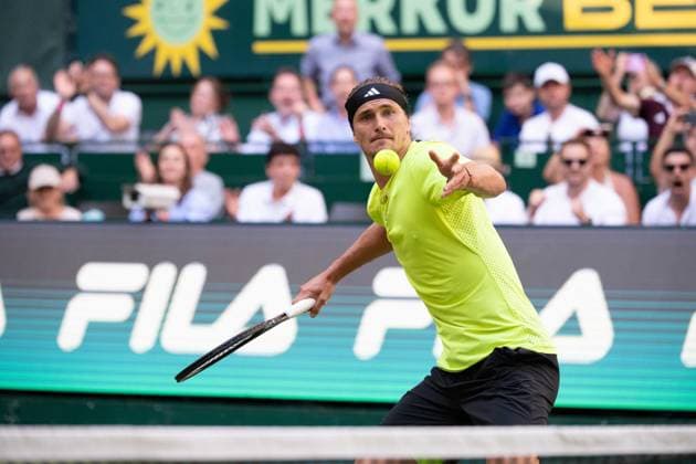 Alexander ZVEREV GER Cheers, cheers, cheers, cheers, cheers, hit the ball into the audience Tennis Terra Wortmann Open 2025 on 18 06 2025 in the OWL Arena Halle Westfalen, Germany Â