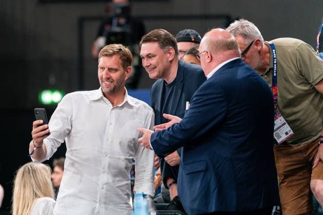 Dirk Nowitzki taking a selfie, GER, Germany vs Sweden, Basketball, FIBA Womens EuroBasket 2025, Matchday 1, 19 06 2025 GER, Germany vs Sweden, Basketball, FIBA Womens EuroBasket 2025, Matchday 1, 19 06 2025 Hamburg Copyright: xEibner-Pressefoto MaxxVincenx EP_MVN
