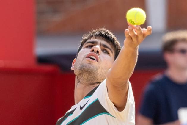 Tennis - 2025 ATP, Tennis Herren Men™s HSBC Championships - Quarter-final - Carlos Alcaraz (ESP) vs Jaume Munar (ESP) - The Queen™s Club - Thursday 19th June 2025 Carlos Alcaraz (ESP) serving on the Andy Murray Arena Colorsport Daniel Bearham  csp_ten_quM_db_19062025_
