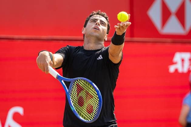 Tennis - 2025 ATP, Tennis Herren Men™s HSBC Championships - Quarter-final - Carlos Alcaraz (ESP) vs Jaume Munar (ESP) - The Queen™s Club - Thursday 19th June 2025 Jaume Munar (ESP) serving Colorsport Daniel Bearham  csp_ten_quM_db_19062025_