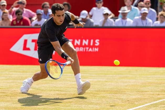 Tennis - 2025 ATP, Tennis Herren Men™s HSBC Championships - Quarter-final - Carlos Alcaraz (ESP) vs Jaume Munar (ESP) - The Queen™s Club - Thursday 19th June 2025 Jaume Munar (ESP) stoops to make the return Colorsport Daniel Bearham  csp_ten_quM_db_19062025_